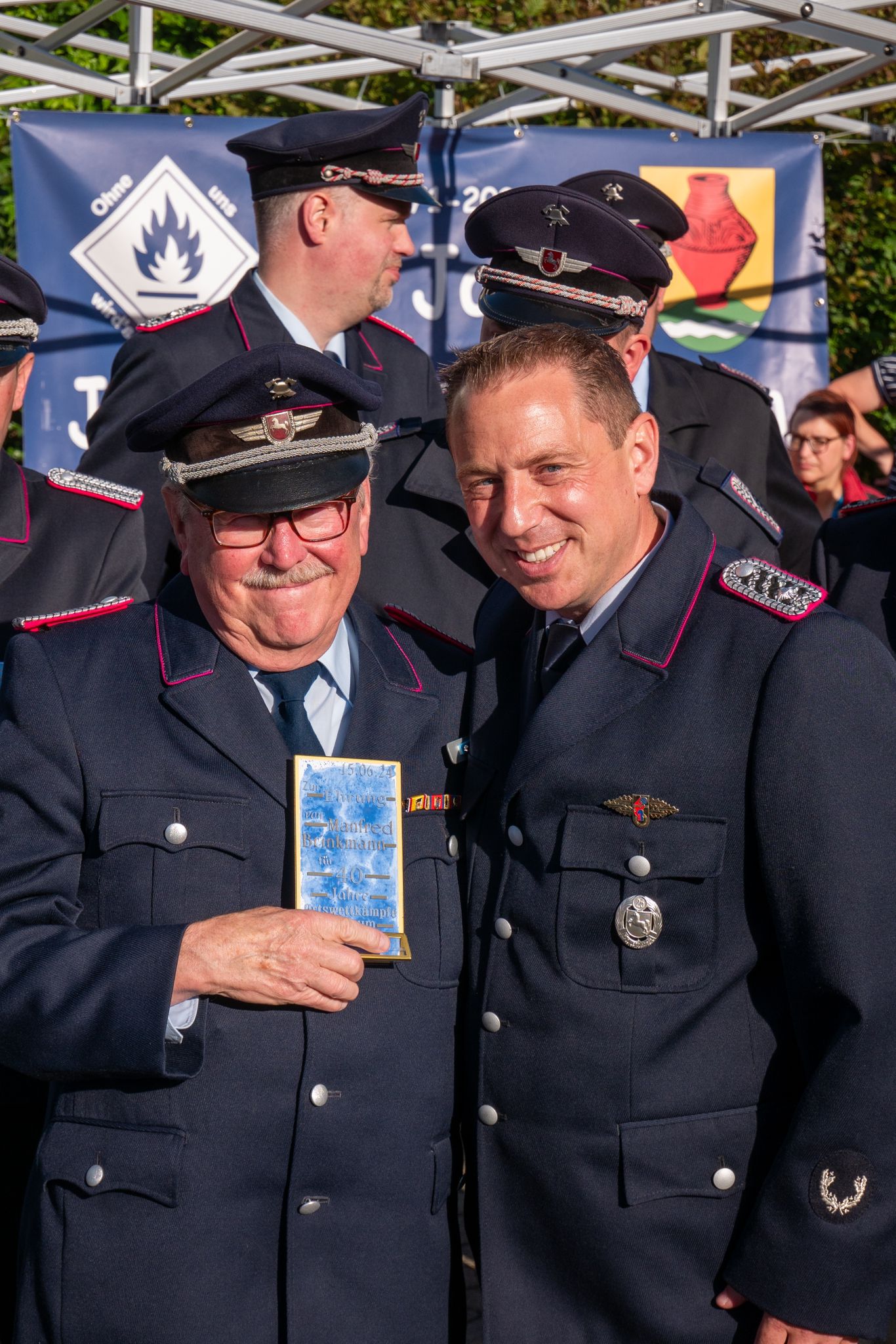 Ehrenortsbrandmeister Manfred Brinkmann und Ortsbrandmeister Marco Schulte